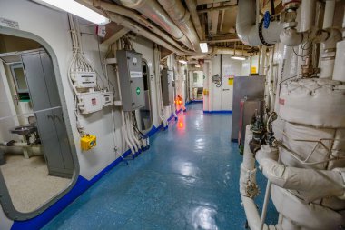 Savaş gemisi koridor kapıları