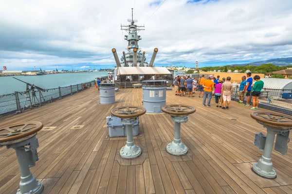USS Missouri turist — Stockfoto