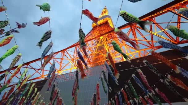 Коинобори у токийской башни — стоковое видео