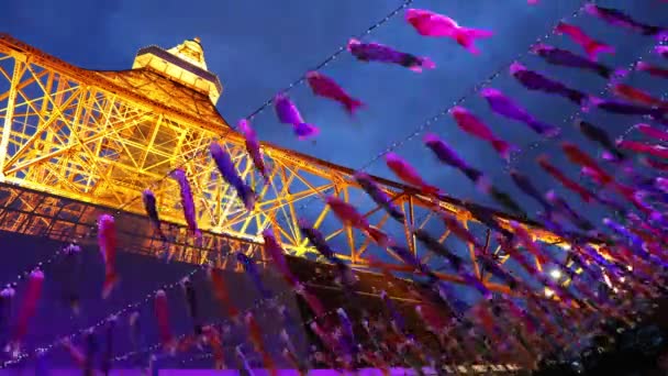 Koinobori at gece Tokyo Tower — Stok video