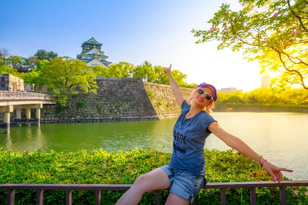 Turista en el Castillo de Osaka — Foto de Stock