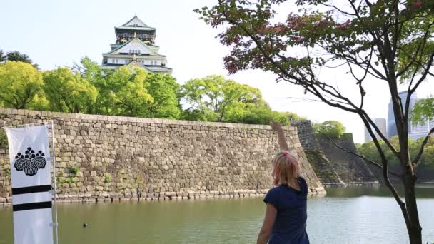 Turista en el Castillo de Osaka — Vídeos de Stock