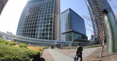 Tokyo 'da iş adamları yürüyor