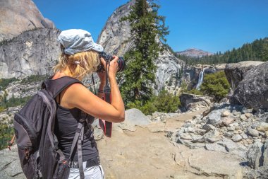 Yosemite Şelalelerinde Fotoğrafçı