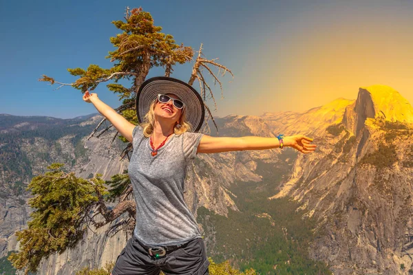 Enjoying at Yosemite — Stock Photo, Image