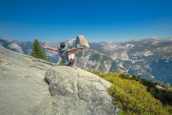 Frihed kvinde på Glacier Point - Stock-foto