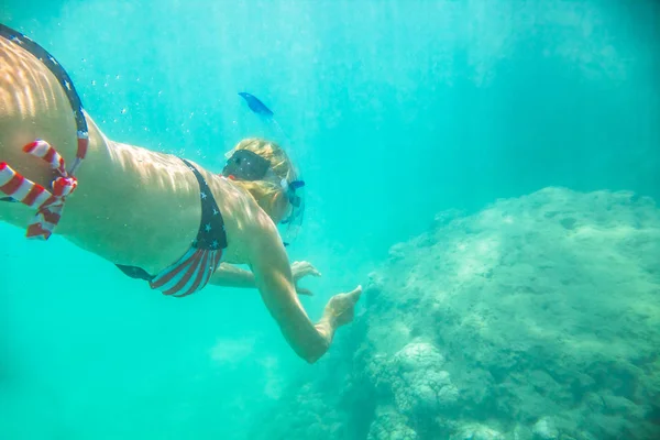 Weibliche Apnoe unter Wasser — Stockfoto