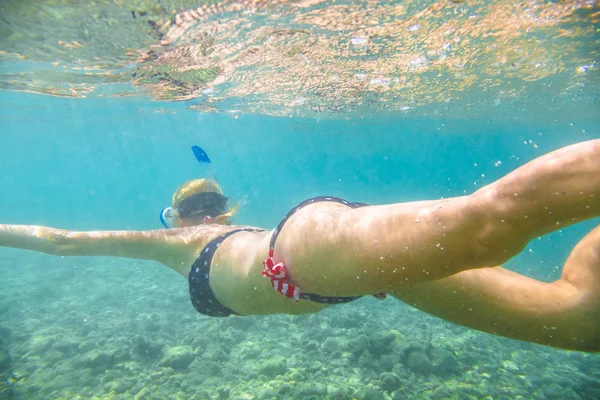 Apnea femenina bajo el agua — Foto de Stock