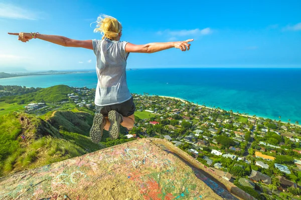 Senderista saltando en Hawaii — Foto de Stock