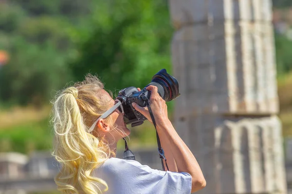 Woman photographer in Greece — Stock Photo, Image