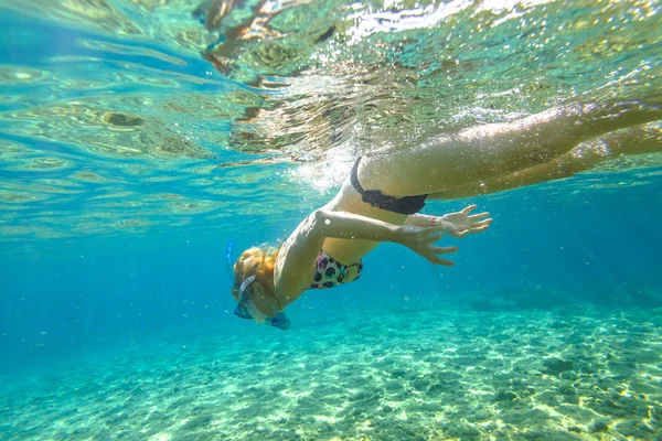 Apnée féminine sous-marine — Photo