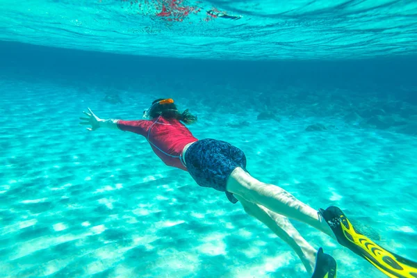 Snorkeler natación masculina — Foto de Stock
