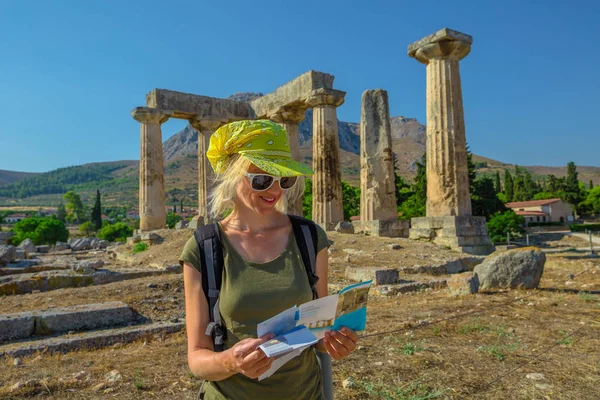 Turista v Starověký Korint — Stock fotografie