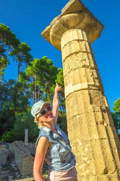 Tourist in Ancient Olympia — Stock Photo, Image