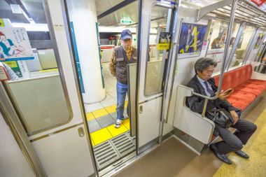 Metro vagonu içinde