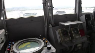 Savaş gemisi kontrol odası penceresi