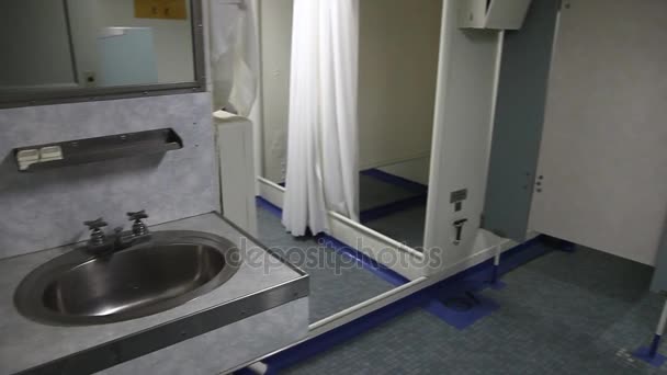 Slagschip badkamer toiletten — Stockvideo