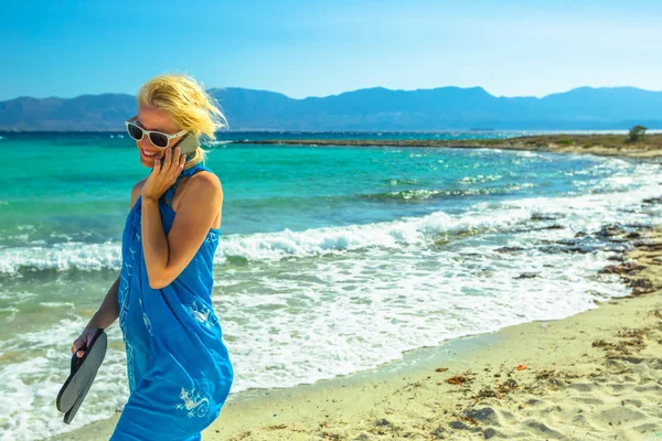 Smartphone wanita pantai — Stok Foto