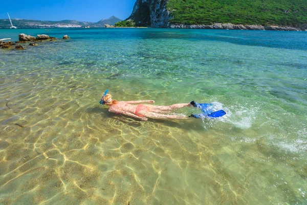 Kvinna bikini snorklare — Stockfoto