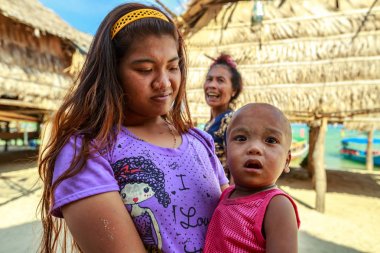 genç anne ve çocuk