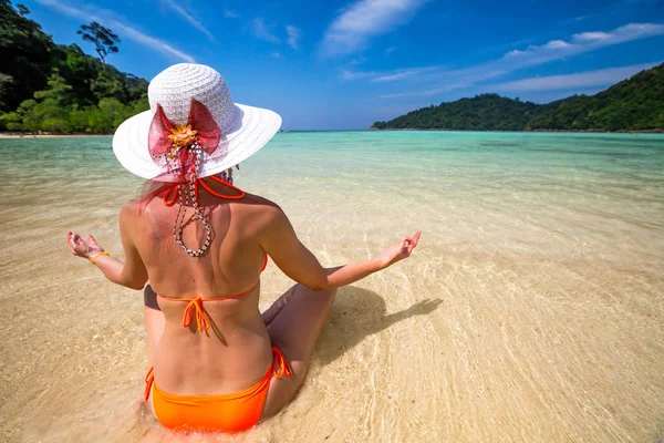 Žena meditující na pláži — Stock fotografie