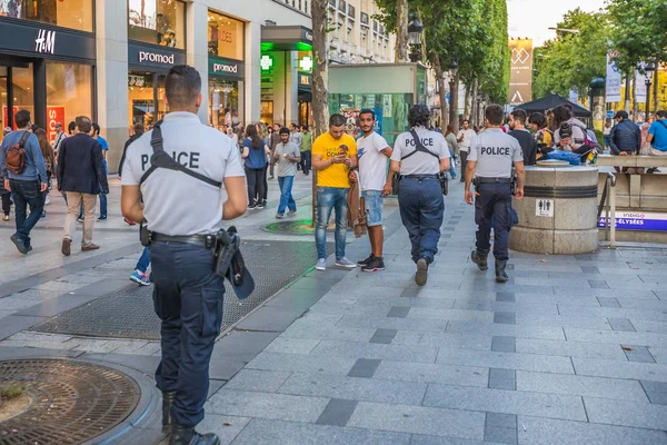 Avenue des Champs Elíseos policía — Foto de Stock