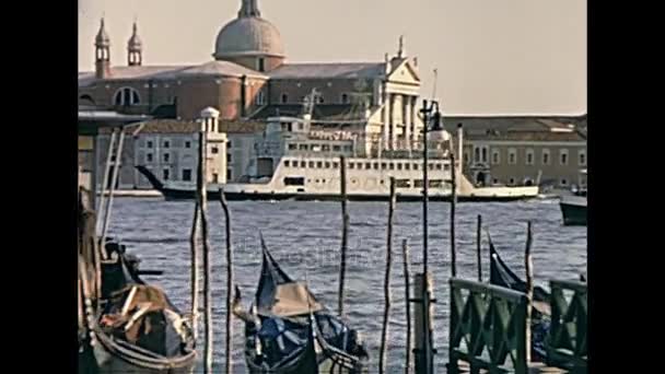 Gondoler båtar Venedig — Stockvideo