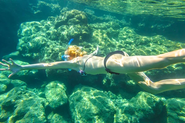 Apnea femminile subacquea — Foto Stock