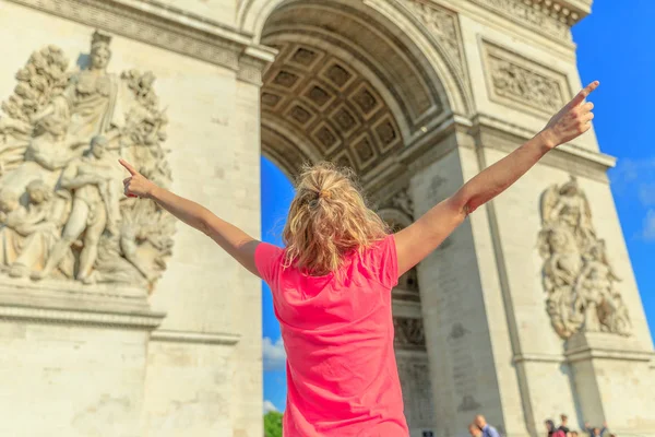 Triumphal arch enjoing vrouw — Stockfoto