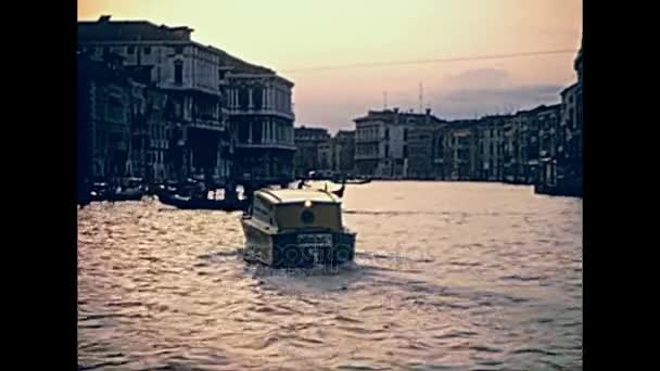 Гондолы-гребцы Венеции — стоковое видео