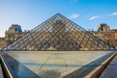 Louvre Müzesi piramit