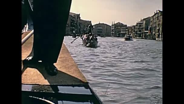 Venetian oarsmen in Venice — Stock Video