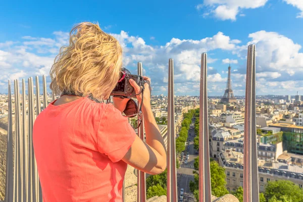 Mujer fotografías Torre Eiffel — Foto de Stock