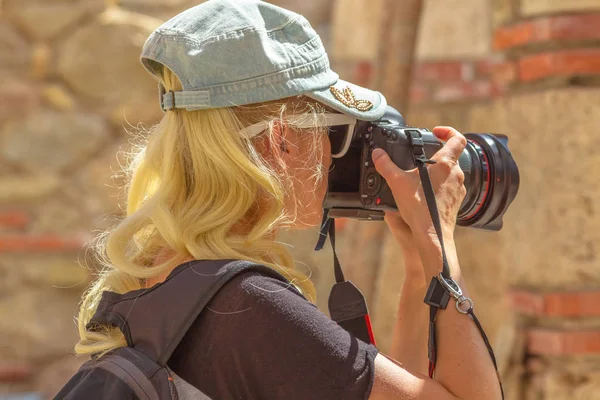 旅行人の女性カメラマン — ストック写真