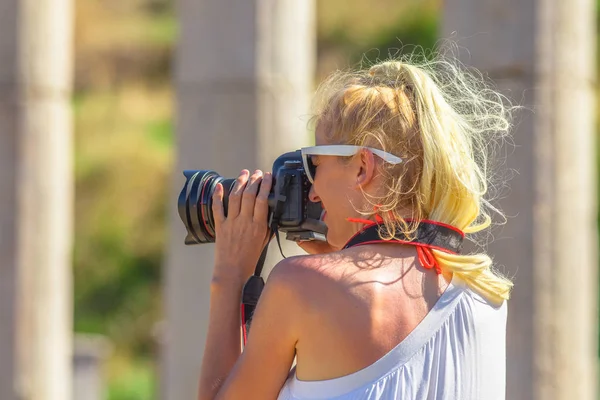 Woman professional photographer — Stock Photo, Image