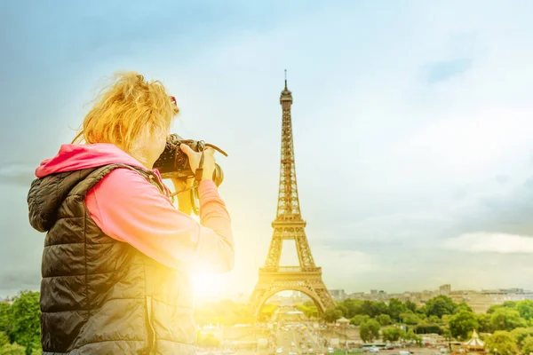 Torre Eiffel fotógrafa mulher — Fotografia de Stock