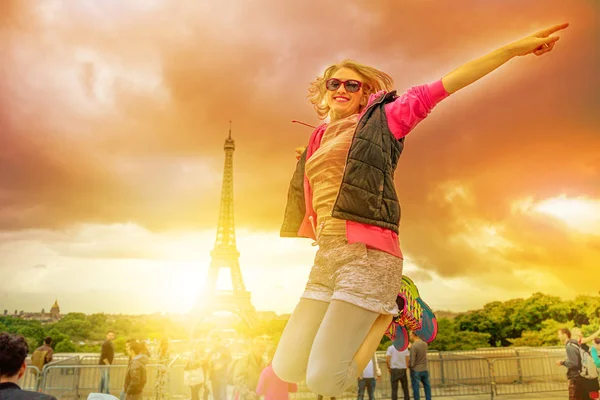 Mujer saltando en la Torre Eiffel — Foto de Stock