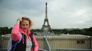 Paris'te gülümseyen kadın