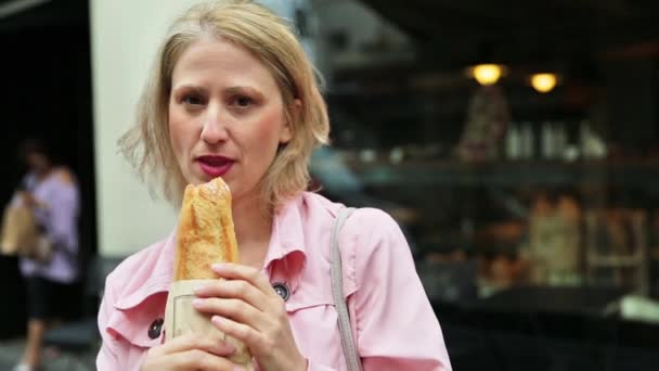 Mujer con baguette — Vídeos de Stock