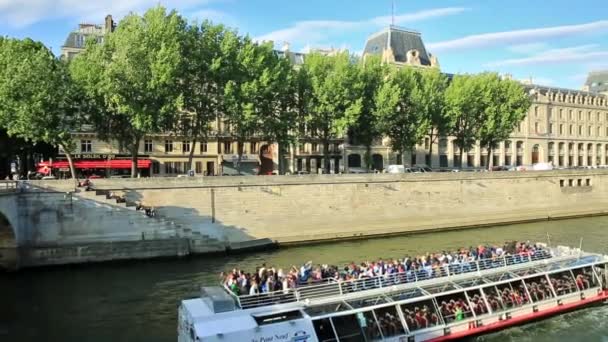 Kryssning på floden Seine — Stockvideo