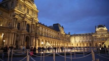 Louvre Müzesi alacakaranlık