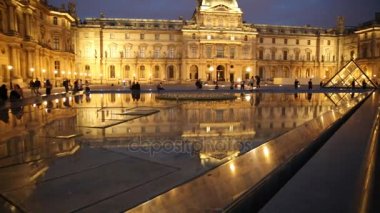 Louvre havuzları yansıtma