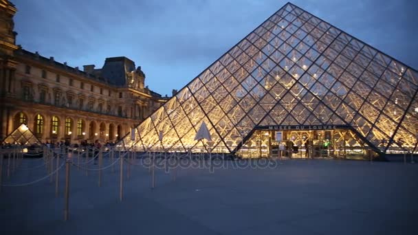 Pirámide del Museo del Louvre — Vídeos de Stock