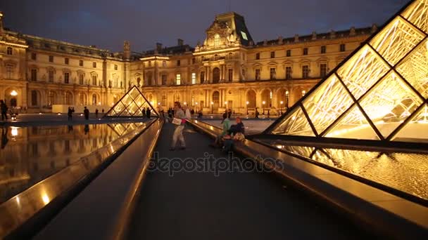 Museo del Louvre caminando — Vídeos de Stock