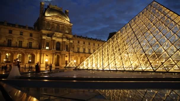 Noivas do Museu do Louvre — Vídeo de Stock