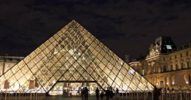 Louvre Müzesi piramit