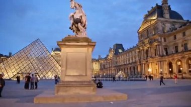 Louvre gece hyperlapse