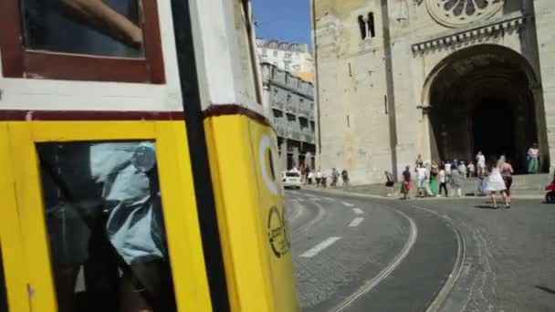 Historiska spårvagnen och katedralen i Lissabon — Stockvideo