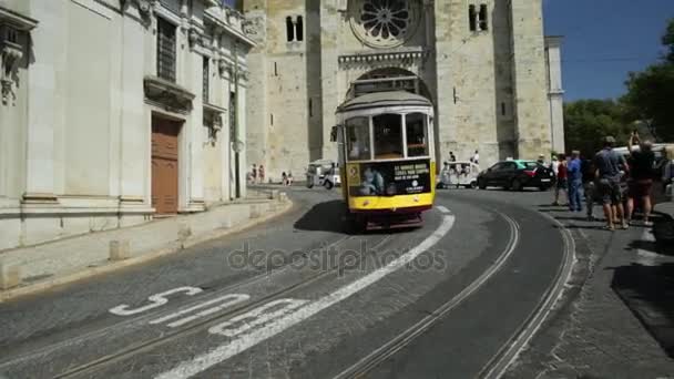 Tranvía 12 y Catedral de Se — Vídeo de stock