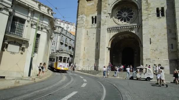 Tram 28 en Lisbon Cathedral — Stockvideo